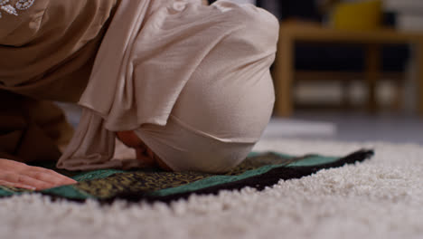 Nahaufnahme-Einer-Muslimischen-Frau-Mit-Hijab-Zu-Hause,-Die-Kniend-Auf-Einer-Gebetsmatte-Betet-6